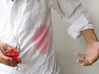 Пятно на рубашке от красного вина