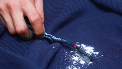 Чистка синего свитера