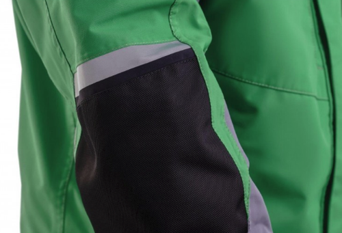 Зеленая куртка из мембраны